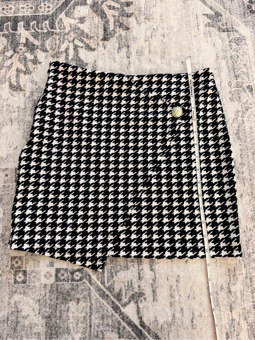 SHEIN Black & White Houndstooth Mini Skirt with Decorative Button Size US 4/S